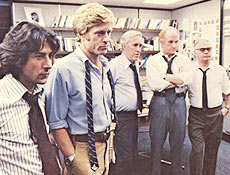 Cena de "Todos os Homens do Presidente", com Hoffman e Redford em primeiro plano