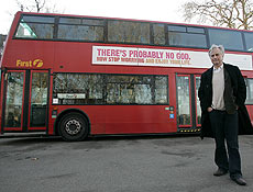 O cientista e autor de livros Richard Dawkins, em frente a ônibus com anúncio ateísta