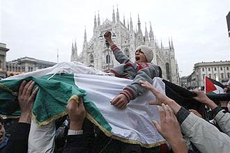 Manifestantes seguram uma bandeira palestina diante da famosa catedral gótica da cidade de Milão; veja imagens de protestos