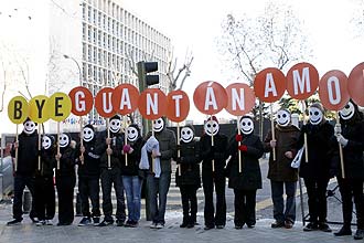 Ativistas organizam manifestação em frente a Embaixada dos Estados Unidos para pedir o fechamento do Guantánamo