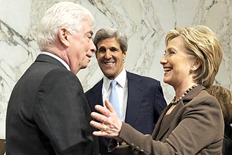Hillary Clinton cumprimenta senadores do Comit de Relaes Exteriores, que deve aprov-la em audincia para secretria de Estado
