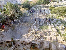Bombardeio de Israel abriu uma cratera no cemitrio Xeque Radwan, Cidade de Gaza