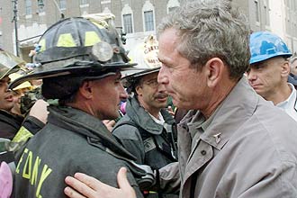 Trs dias aps os ataques, Bush foi ao local onde as torres gmeas desabaram cumprimentar bombeiros que ainda procuravam vtimas