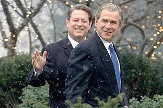 Logo aps vitria na eleio, Bush caminha ao lado do ex-rival Al Gore; sua popularidade chegaria a 90% em setembro de 2001