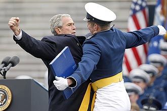 Bush mostra seu bom humor em cumprimento informal a um cadete da Fora Area durante formatura em Colorado Springs, EUA.
