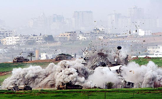 Imvel situado na faixa de Gaza  demolido pelo Exrcito israelense durante ao anti-Hamas que dura 21 dias