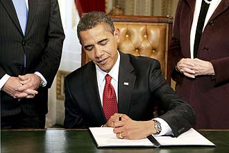 Barack Obama assina sua primeira ata como presidente depois de jurar seu cargo como 44 presidente dos Estados Unidos