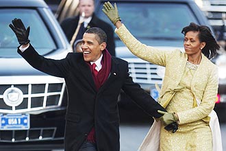 Após a cerimônia de posse, Obama e a mulher, Michelle, caminharam na avenida Pensilvânia durante a parada oficial