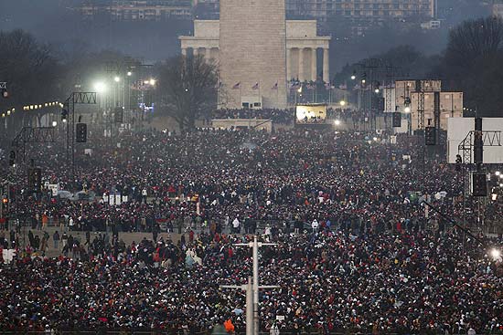 Multidão aguarda cerimônia de posse de Obama no National Mall, perto do Capitólio, na cidade de Washington