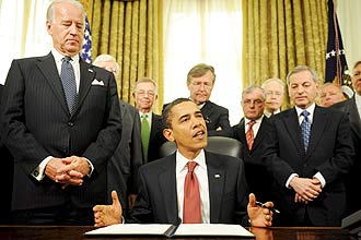 O presidente dos EUA, Barack Obama, antes de assinar três ordens executivas que determinam o fechamento de Guantánamo
