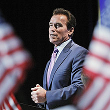 O governador Arnold Schwarzenegger na Conferência de Prefeitos dos Estados Unidos