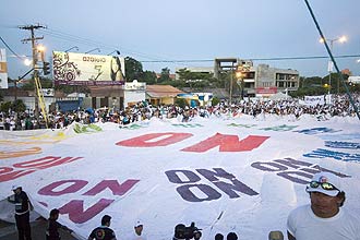 Bolivianos do departamento de Santa Cruz estendem bandeira em defesa do "não" à Constituição defendida pelo presidente Morales