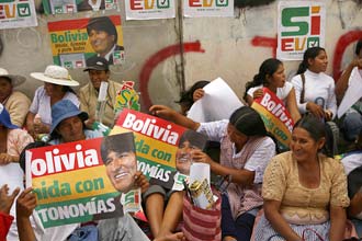 Bolivianos do departamento de Santa Cruz estendem bandeira em defesa do "sim" à Constituição defendida pelo presidente Morales