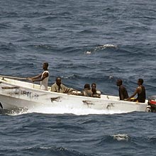 Piratas somalis prometeram liberar tripulao mantida como refm na costa da Somlia