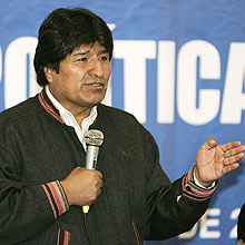 Morales se reuniu com ministros para discutir implantao da nova Constituio da Bolvia 