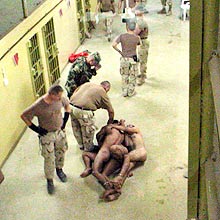 Foto publicada por jornal dos EUA mostra militares humilhando presos em Abu Ghraib