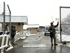 Militares americanos abrem o porto da base area de Manas, que devero deixar em breve