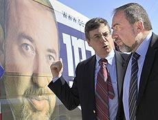 Lieberman (dir.) escuta seu assessor durante campanha anti-rabes prximo  faixa de Gaza