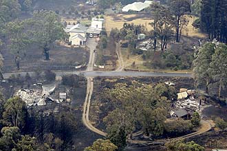 Cerca de 750 casas foram destrudas pelos incndios s no Estado de Victoria; ao menos 108 morreram e vrios esto desaparecidos