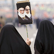 Mulher exibe cartaz com imagem do aiatol Ruhollah Khomeini em festa pela revoluo