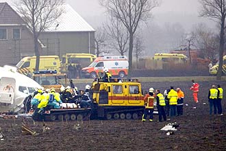 Tratores fazem o resgate dos sobreviventes de avião; lama pode ter ajudado a absorver o impacto na queda da aeronave na Holanda