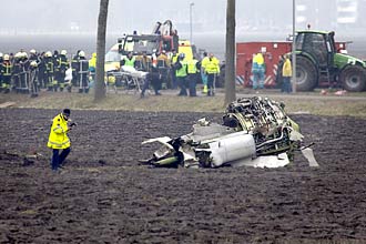 Equipes de resgate retiram ocupantes do avião das ferragens na Holanda; ao menos nove morreram e 50 estão feridos no acidente