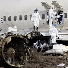Investigadores analisam fuselagem de avião que caiu em Amsterdã e deixou nove mortos
