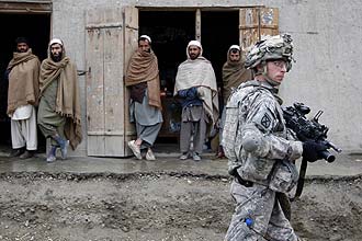 Soldado americano caminha em cidade afegã; EUA usam Rússia como rota alternativa para passagem de suprimentos para as tropas 