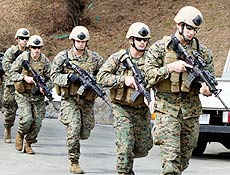 Membros da Marinha americana participam de exerccio militar com Seul; tenso foi agravada