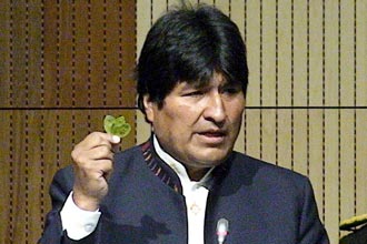 O presidente da Bolvia, Evo Morales, segura folha de coca, que depois mastigou, em protesto pela descriminalizao do produto