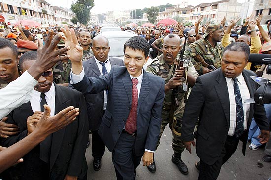 Lder opositor, Andry Rajoelina, cumprimenta seus apoiadores depois da renncia do presidente Ravalomanana