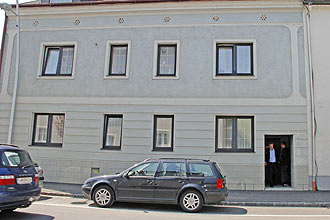 Vista da fachada da casa onde ficava cativeiro de Elisabeth Fritzl, em Amstetten, ustria; local deve ser demolido