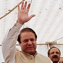 Ex-primeiro-ministro, Nawaz Sharif acena para membros do partido em Lahore