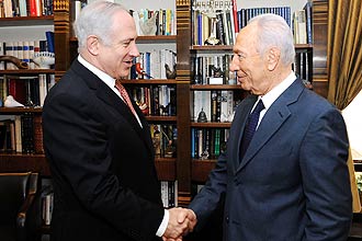 Presidente de Israel, Shimon Peres (esq.), cumprimenta Binyamin Netanyahu. Governo de Israel critica duramente presidente do Ir.