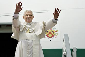 Papa Bento 16 acena ao deixar Camares, ele chegou a Luanda em sua segunda e ltima parada no continente africano