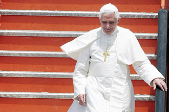 O papa Bento 16 condenou nesta sexta-feira todas as formas de aborto, defendeu &quot;famlia&quot; e pediu o fim da corrupo na frica
