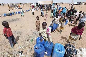 Refugiados fazem fila para conseguir gua no campo de Zamzam, na regio de Darfur; campo fica prximo da cidade e al Fasher