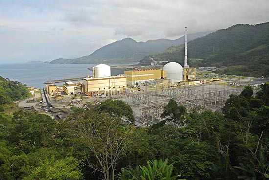 Usinas Nucleares Angra 1 ( esq.) e Angra 2 ( dir.), em Angra dos Reis (RJ) 
