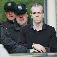 Policiais escoltam Colin Duffy, ex-membro do IRA; dois soldados britânicos foram mortos