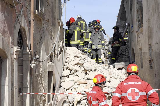 Bombeiros e voluntrios da Cruz Vermelha procuram sobreviventes em escombros aps terremoto em quila 