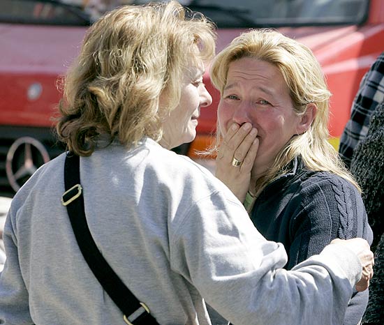 Mulher chora quando os bombeiros retiram corpo dos escombros de quila, onde forte terremoto matou 207