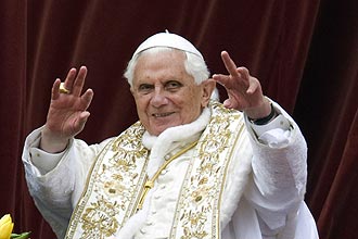 Papa Bento 16 acena aos fiis que acompanharam celebrao do domingo de Pscoa na Praa So Pedro, na Cidade do Vaticano