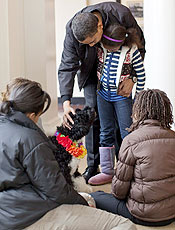 Obama, as filhas e a mulher, Michelle, ao redor do mascote