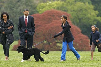 Famlia Obama brinca com Bo nos jardins da Casa Branca, no primeiro dia do mascote como novo "primeiro-co" americano
