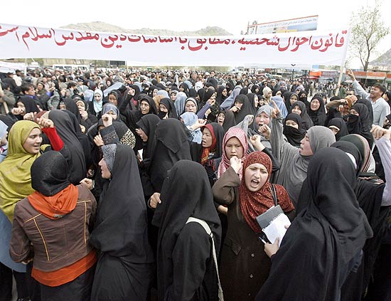 Mulheres afegs protestam contra lei islmica que proibe que saiam de casa sem companhia masculina 