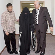 Mulher saudita caminha aps cirurgia para retirada de tumor em Berlim, na Alemanha