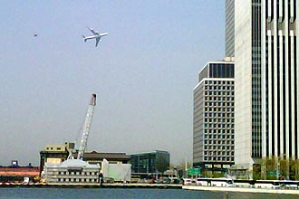 Foto de celular mostra avião sobrevoando Nova York; exercício causou pânico entre pessoas que estavam perto do Marco Zero