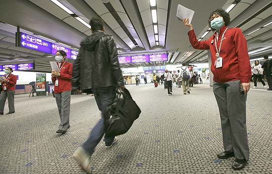 Passageiros que chegam ao aeroporto de Hong Kong têm que preencher formulário para evitar contaminação