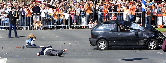 Carro desgovernado atropela plateia durante desfile da famlia Real na Holanda; cinco morreram no acidente