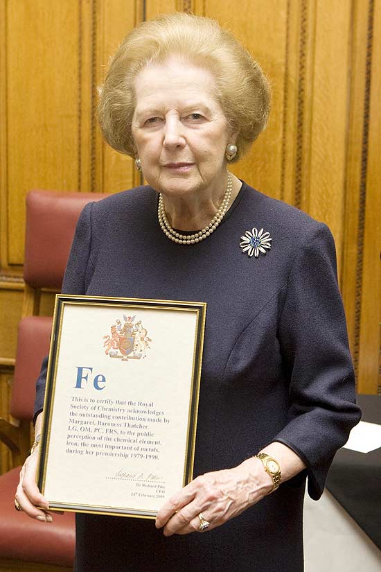 Ex-premi britnica Margaret Thatcher recebe prmio de reconhecimento da Sociedade Real de Qumica